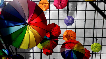 Sombrillas multicolor bajo el cielo gris