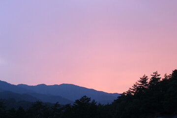 夕暮れの山の景色