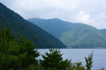 Fototapeta na wymiar 夏の湖の風景