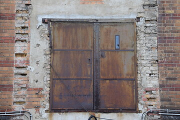 Verfallenes Backsteingebäude