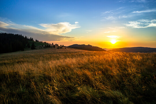 Gorce, Wsch&oacute;d słońca widziany z hali czoła Turbacza. słońce wschodzi nad Gorcem