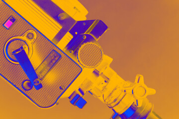 Analogkamera alt Kamera retro Mittelformat Film Stativ Studio zweiäugig professionell profi Sammlerstück Leder hochwertig stilvoll Hintergrund violett orange flippig Fotomontage