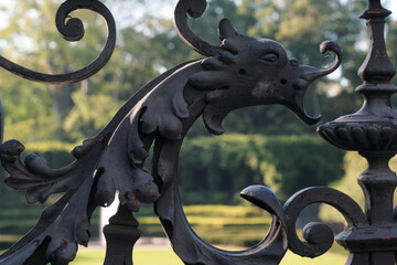 detail round black dragon grid