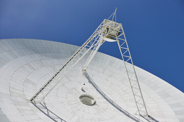 夏の野辺山宇宙電波観測所 45m電波望遠鏡のアップ 長野県 南牧村
