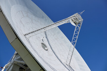 夏の野辺山宇宙電波観測所 45m電波望遠鏡のアップ 長野県 南牧村