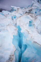 Nauwe weergave van de blauwe gletsjers in Vatnajokull National Park, in IJsland, op een bewolkte dag.