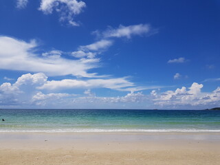 Fototapeta na wymiar tropical beach with blue sky at Samet Island in Thailand