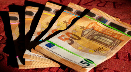 pile di banconote da 50€ come metodo di pagamento non convenzionale. 
