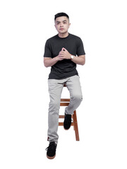 Naklejka premium Young handsome man wearing black t shirt short sleeve was sitting in a chair