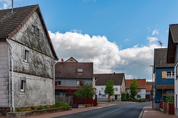 Einsame Straße in der Altstadt von Bindsachsen, Kefenrod in Hessen, Deutschland 