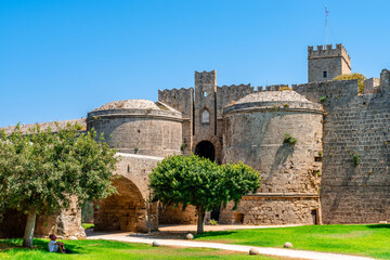 Obraz premium View of the medieval city walls and the moat, the d'Amboise Gate and the Palace of the Grand master, in Rhodes Island, Greece.