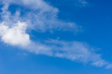 Naklejka na ściany i meble 青空にたなびく雲の風景