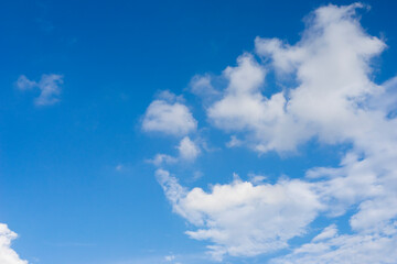 青空にたなびく雲の風景