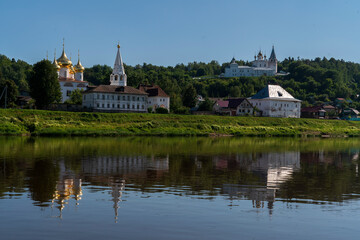 Fototapeta na wymiar Панорама Гороховца с противоположного берега реки Клязьма. Набережная, собор, монастырь.