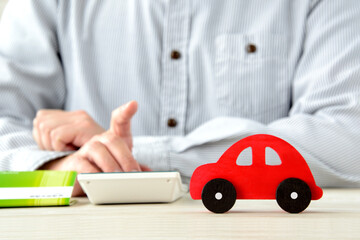 自動車の費用に関して考える男性