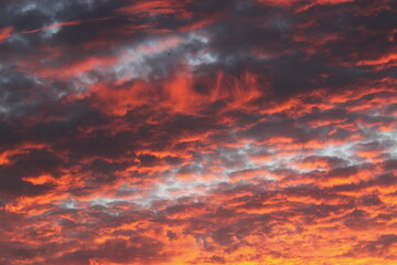 Fototapeta na wymiar Sonnenuntergang mit Wolken am himmel