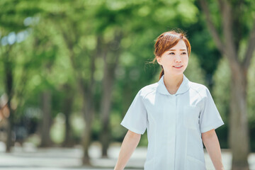 笑顔の白衣の女性
