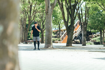 公園で運動する男性
