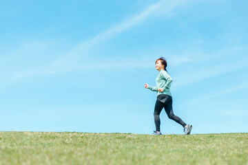 楽しくランニングする女性
