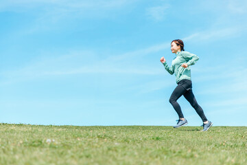 走る女性
