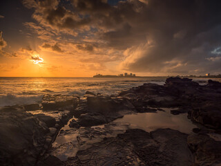 Obraz premium Golden Seaside Sunrise with Rockpool Reflections and Crashing Waves