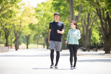 ウォーキングする男女
