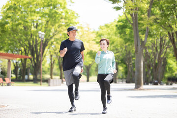 ウォーキングする男女
