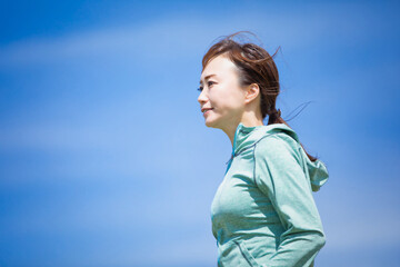 全力で走る女性
