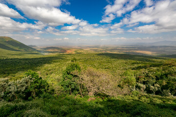 Fototapeta na wymiar ケニアのマサイマラ国立保護区に行く途中で見た地球の裂け目、大地溝帯（グレートリフトバレー）と青空