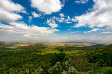 ケニアのマサイマラ国立保護区に行く途中で見た地球の裂け目、大地溝帯（グレートリフトバレー）と青空