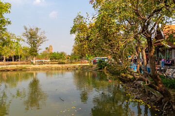 タイのアユタヤにある、クンペーン・レジデンス周辺の庭園の風景と青空