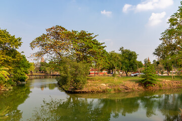 Fototapeta na wymiar タイのアユタヤにある、クンペーン・レジデンス周辺の庭園の風景と青空
