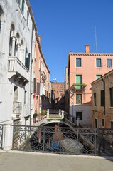 Fototapeta na wymiar glimpse of the Venetian quarter with canal and bridges