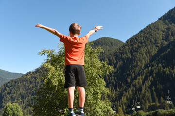 libertà bravvia aperte volare bambini sulla cima in montagna divertimento 