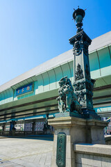 Fototapeta premium 江戸時代から道路網の始点とされる日本橋 日本橋親柱の獅子と東京市章