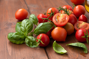 Pomodori ciliegino e foglie di basilico fresco in tavola
