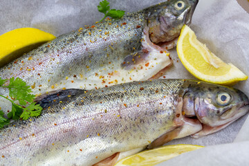 truites entières sur une planche à découper