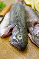 truites entières sur une planche à découper