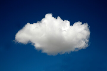 Una nube blanca sobre cielo azul