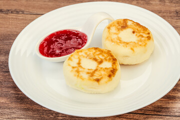 Cottage cheese pancakes with strawberry jam