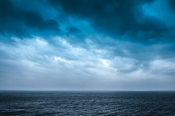 Obraz premium Clouds over sea