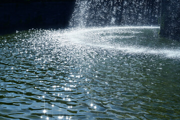 噴水の水しぶきが落ちてキラキラと光り輝く水面
