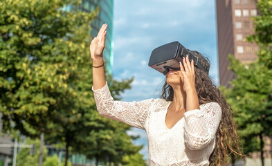 Frau mit VR - Brille