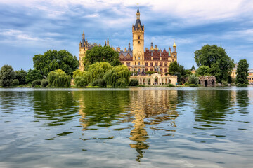 Fototapeta na wymiar Blick vom Ufer beim Franzosenweg über den Schweriner See Richtung Schlossgarten / Burggarten und Schloss Schwerin im August 2020