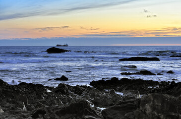 Fototapeta na wymiar ship near the coast of the ocean in the evening