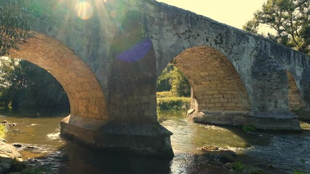 Mittelalterliche Br&uuml;cke in Pf&uuml;nz (bei Eichst&auml;tt) &uuml;ber die Altm&uuml;hl im warmen Abendlicht mit sch&ouml;nen Reflexen