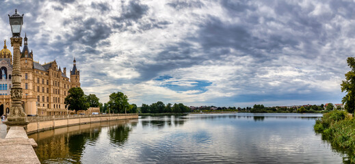 Blick von der Schlossbrücke auf das Schloss Schwerin und über den Burgsee Richtung Schlossgarten in Schwerin im August 2020
