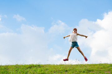 草原でジャンプする子供