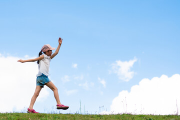 草原を歩く子供