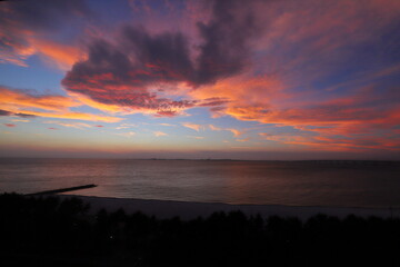 Fototapeta premium 赤く染まる日の入後の空